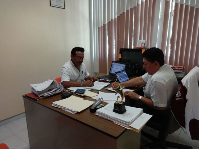 Visita de supervisión - supervisando al director de la escuela.