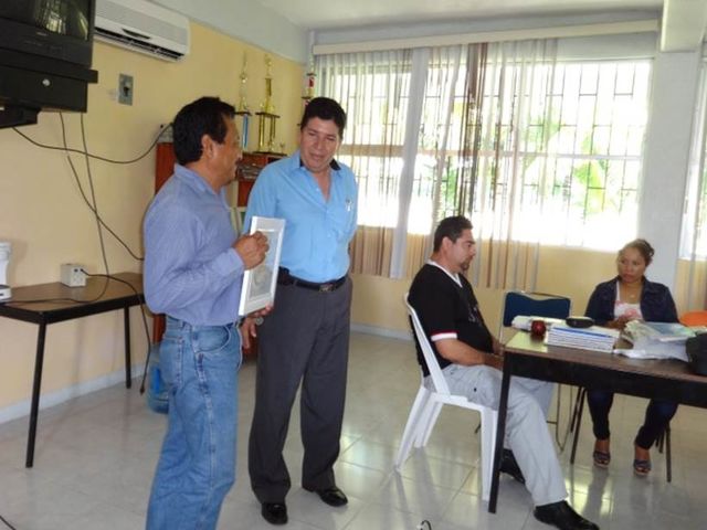Entrega de Reconocimiento al DR. Mariano Piedra Olmedo por impartir el Taller de 