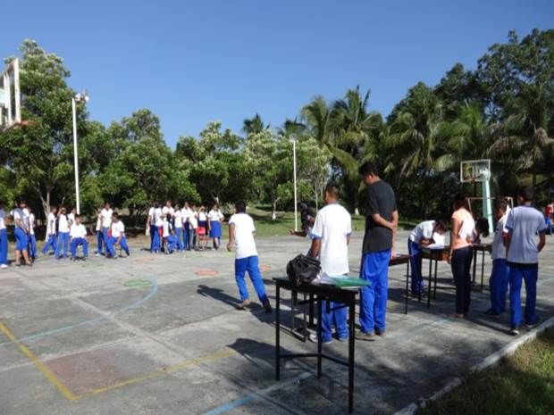 Dinámica en clase de artes.