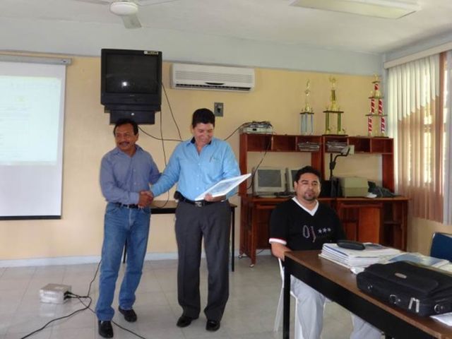 Entrega de Reconocimiento al DR. Mariano Piedra Olmedo por impartir el Taller de 